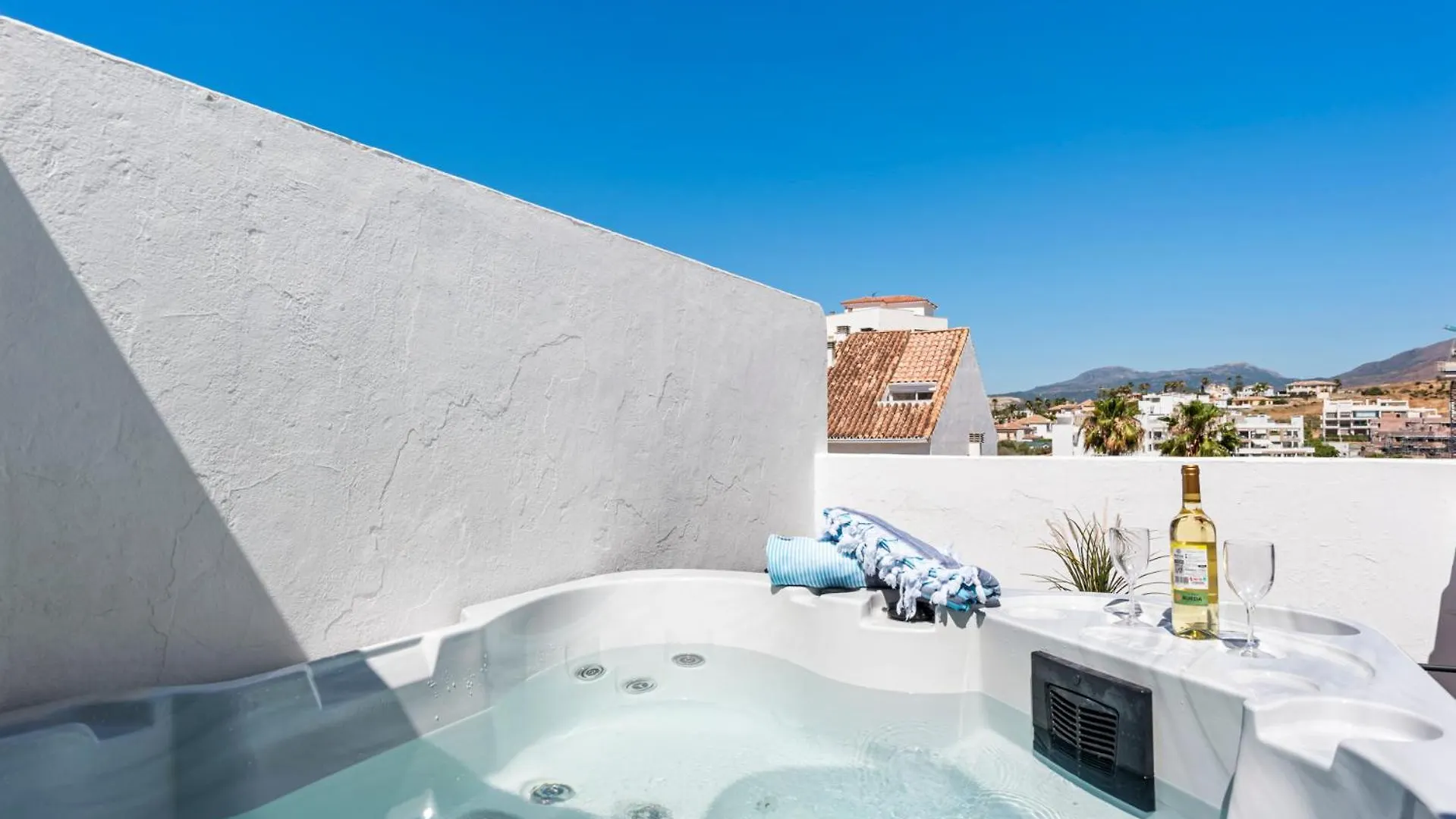 Lovely Penthouse Near Estepona Marina By Costarentals - Ref M15 0*,  스페인